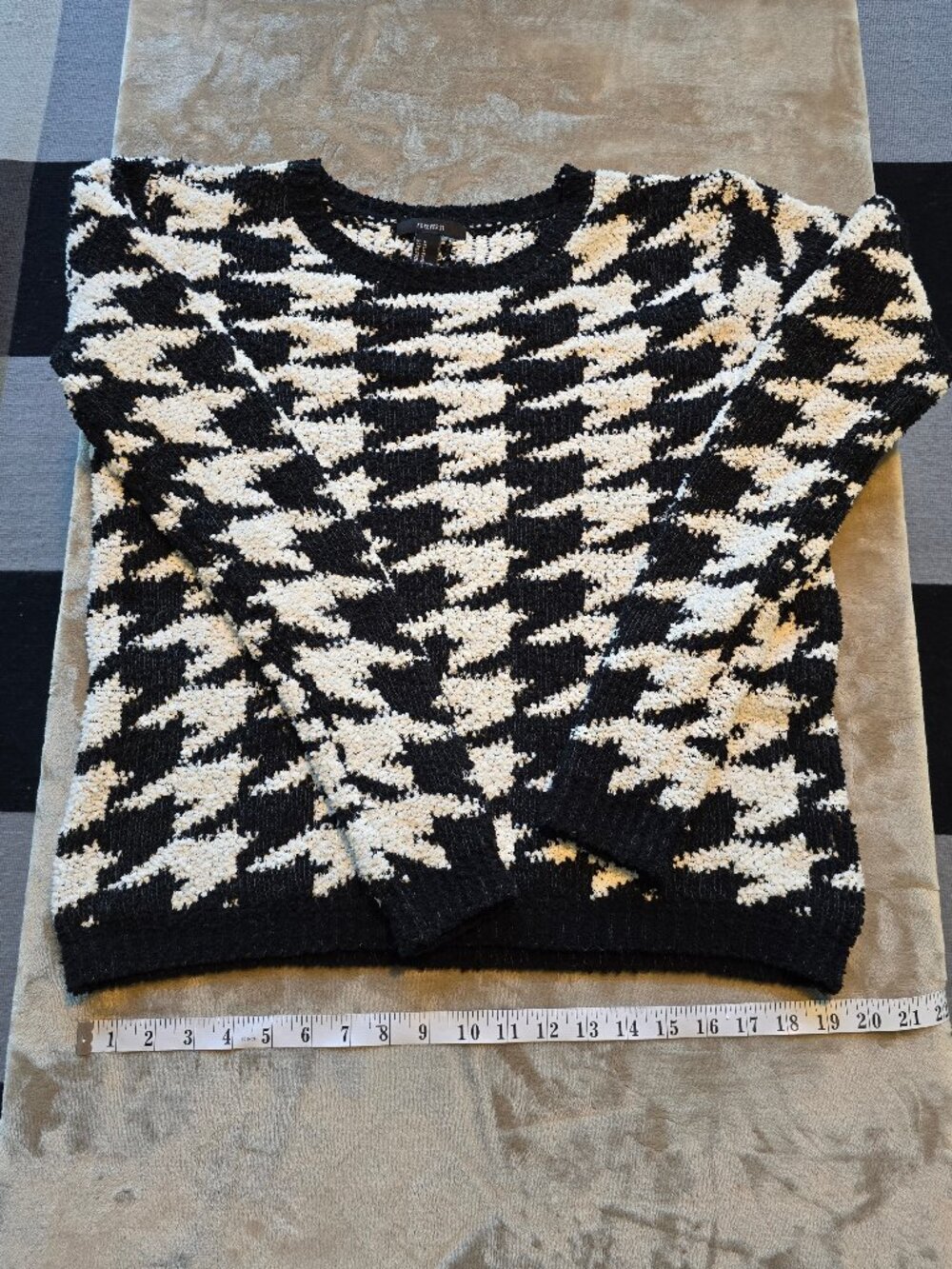 21 Houndstooth Fuzzy Crewneck Sweater - Black & White - Size Medium